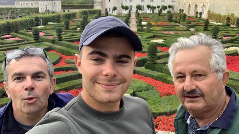 Dans les jardins de Villandry, Jean Guyon, candidat 2019 au concours MAF, entouré de ses deux coachs : à gauche Stéphane De Raffin, formateur à Uzès, et à droite François Rigo, MOF en art des jardins. ©MFR Uzès